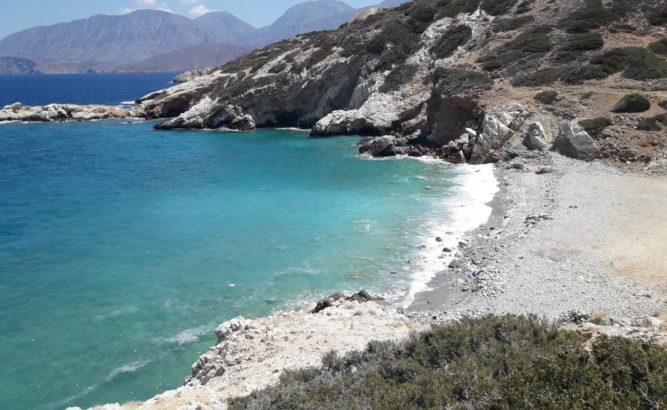 Frouzis beach'in fotoğrafı hafif çakıl yüzey ile