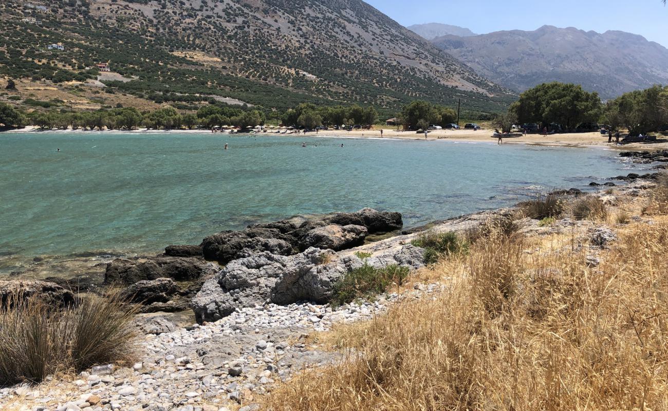 Paralia Tholou'in fotoğrafı kahverengi kum yüzey ile