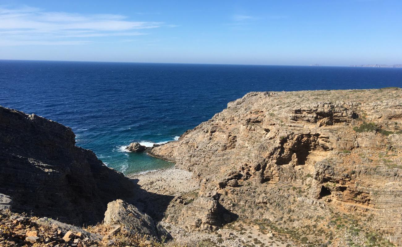 Beach Charkomatas'in fotoğrafı kayalık arazi yüzey ile