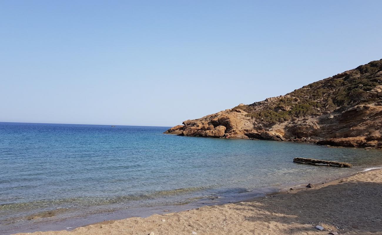 Analoukas beach'in fotoğrafı siyah kum ve çakıl yüzey ile