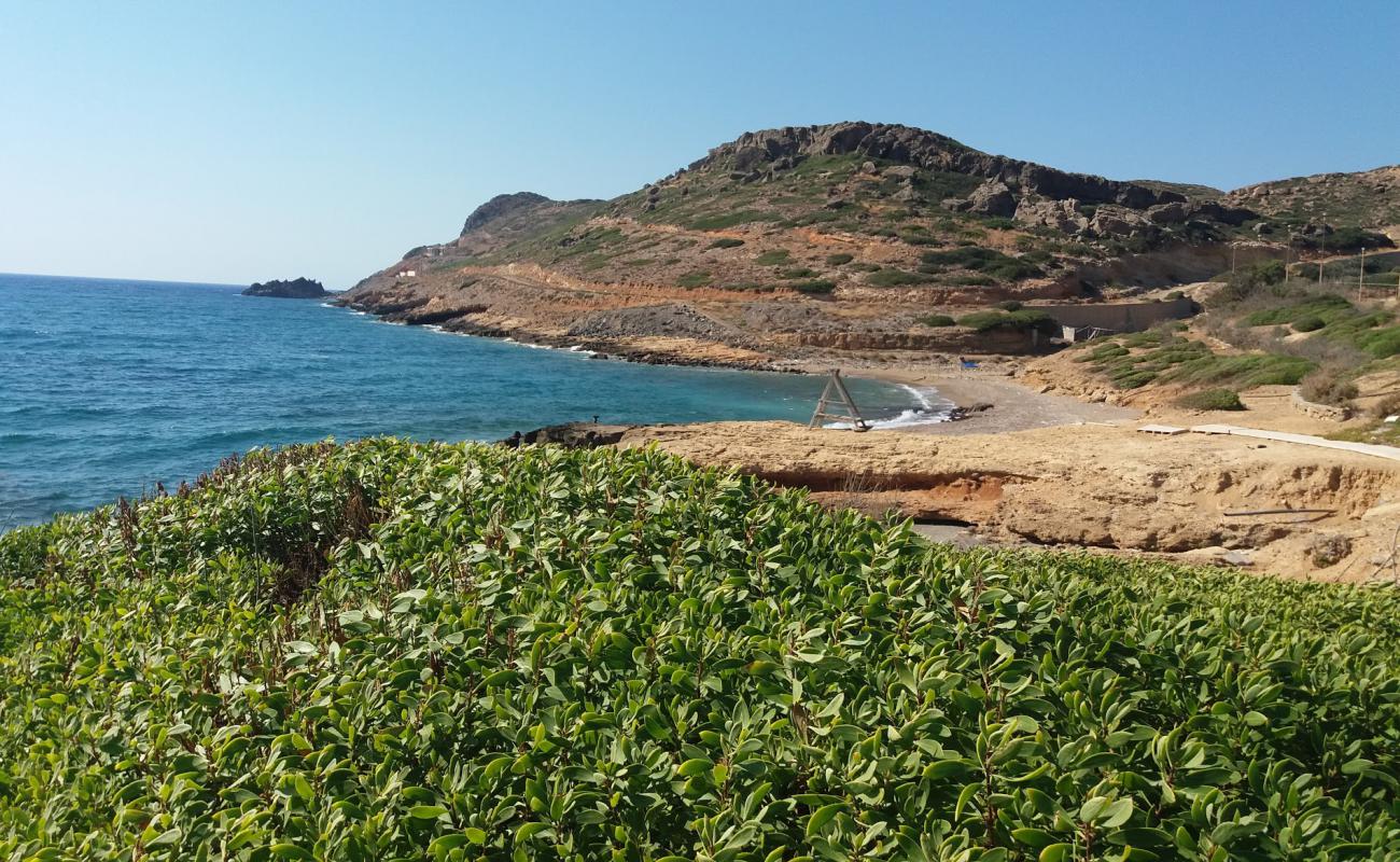 SoE-Trochani Beach'in fotoğrafı siyah kum ve çakıllar yüzey ile