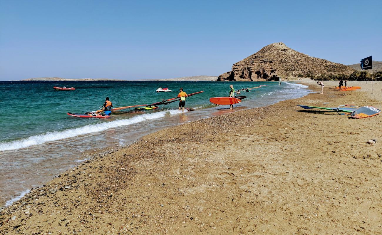 Paralia Kouremenos'in fotoğrafı kahverengi kum yüzey ile