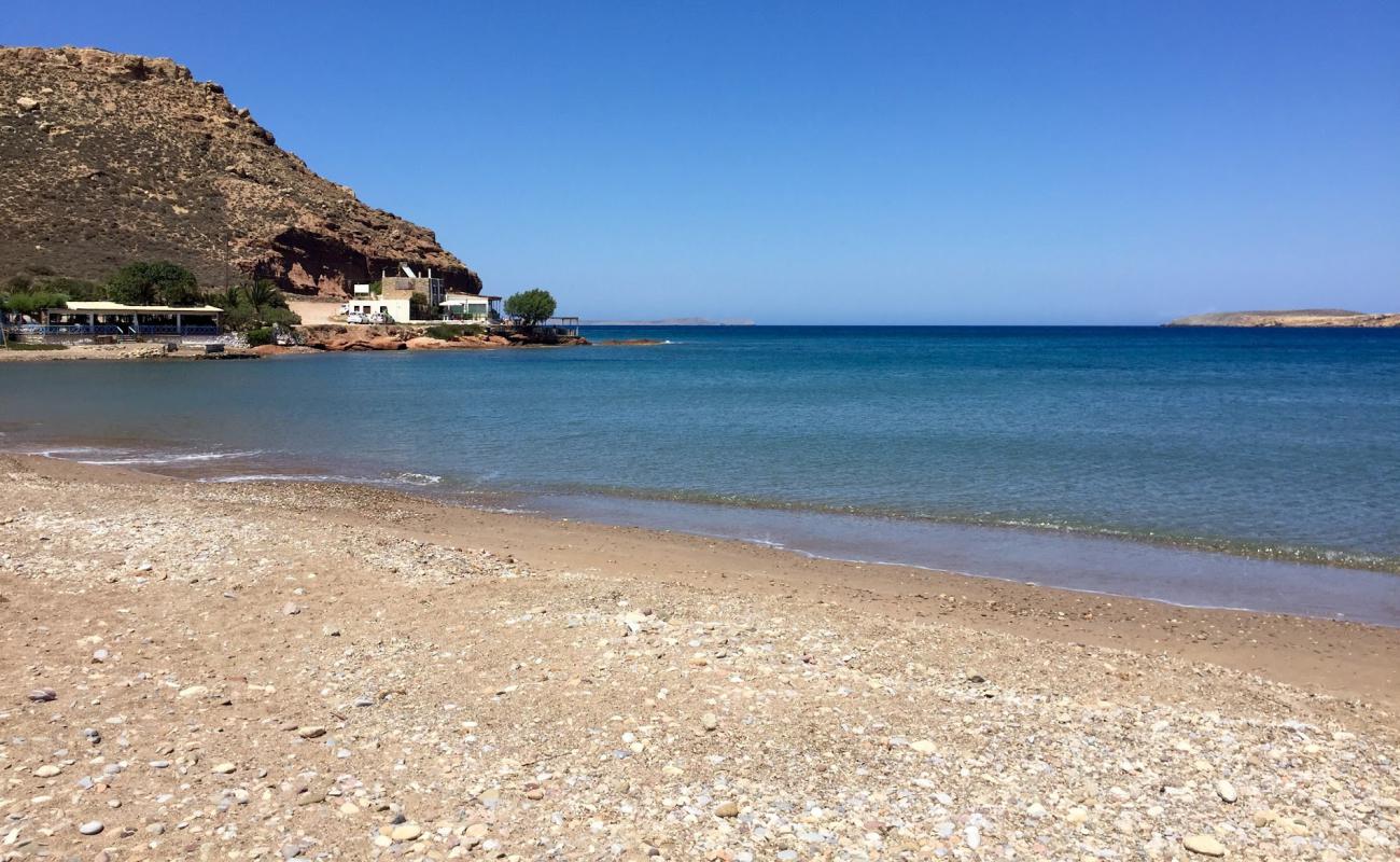 Paralia Chiona'in fotoğrafı siyah kum ve çakıl yüzey ile