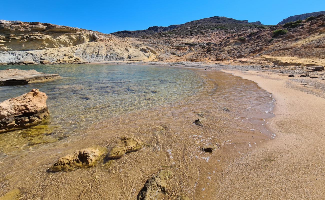 Clay beach'in fotoğrafı taşlı kum yüzey ile