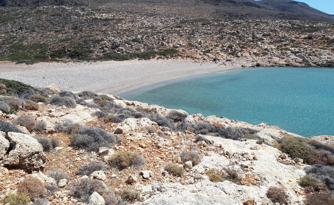 Skinias beach'in fotoğrafı bej çakıl yüzey ile