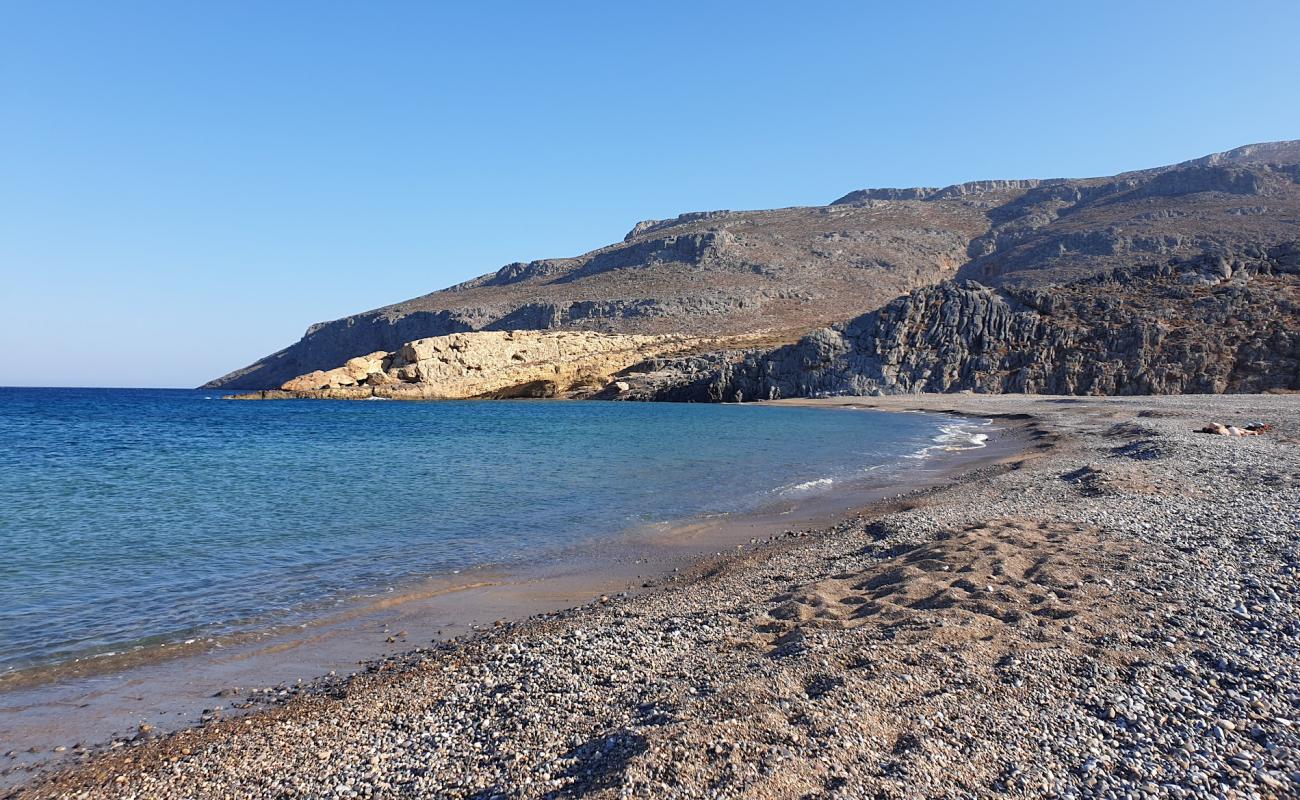 Karoumes beach'in fotoğrafı gri kum ve çakıl yüzey ile