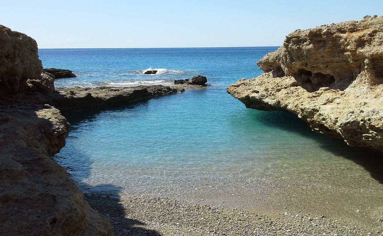 Atherina beach'in fotoğrafı gri kum ve çakıllar yüzey ile