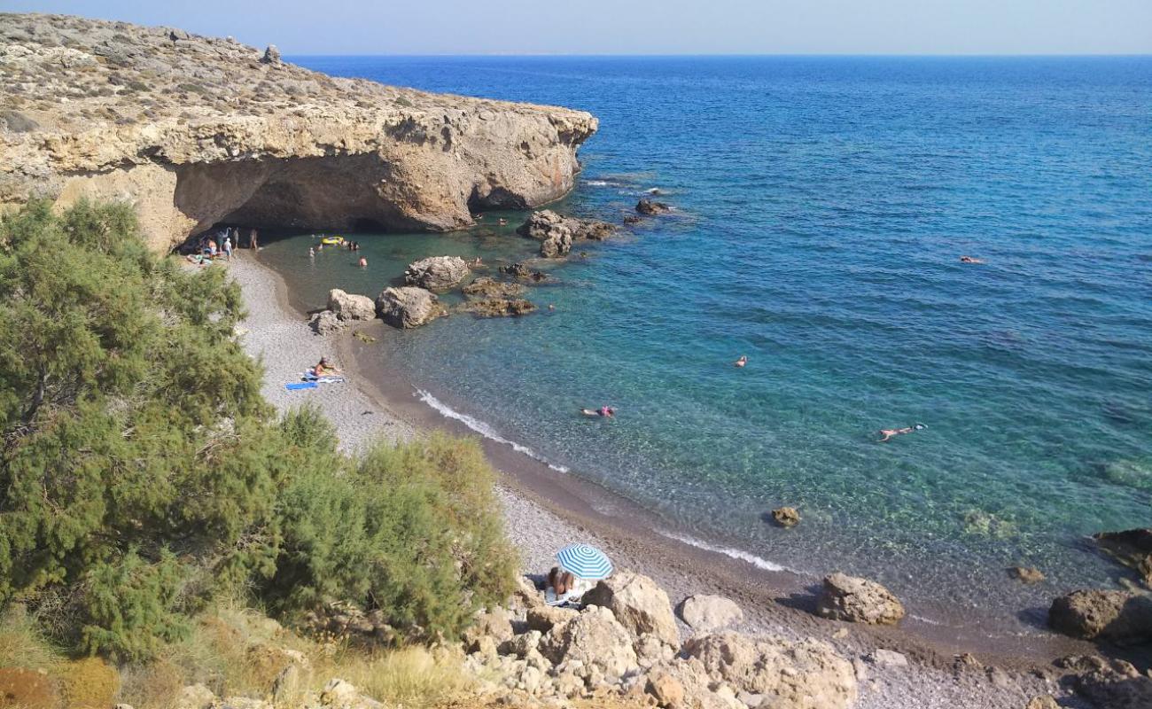 Anaskelou beach'in fotoğrafı gri ince çakıl taş yüzey ile