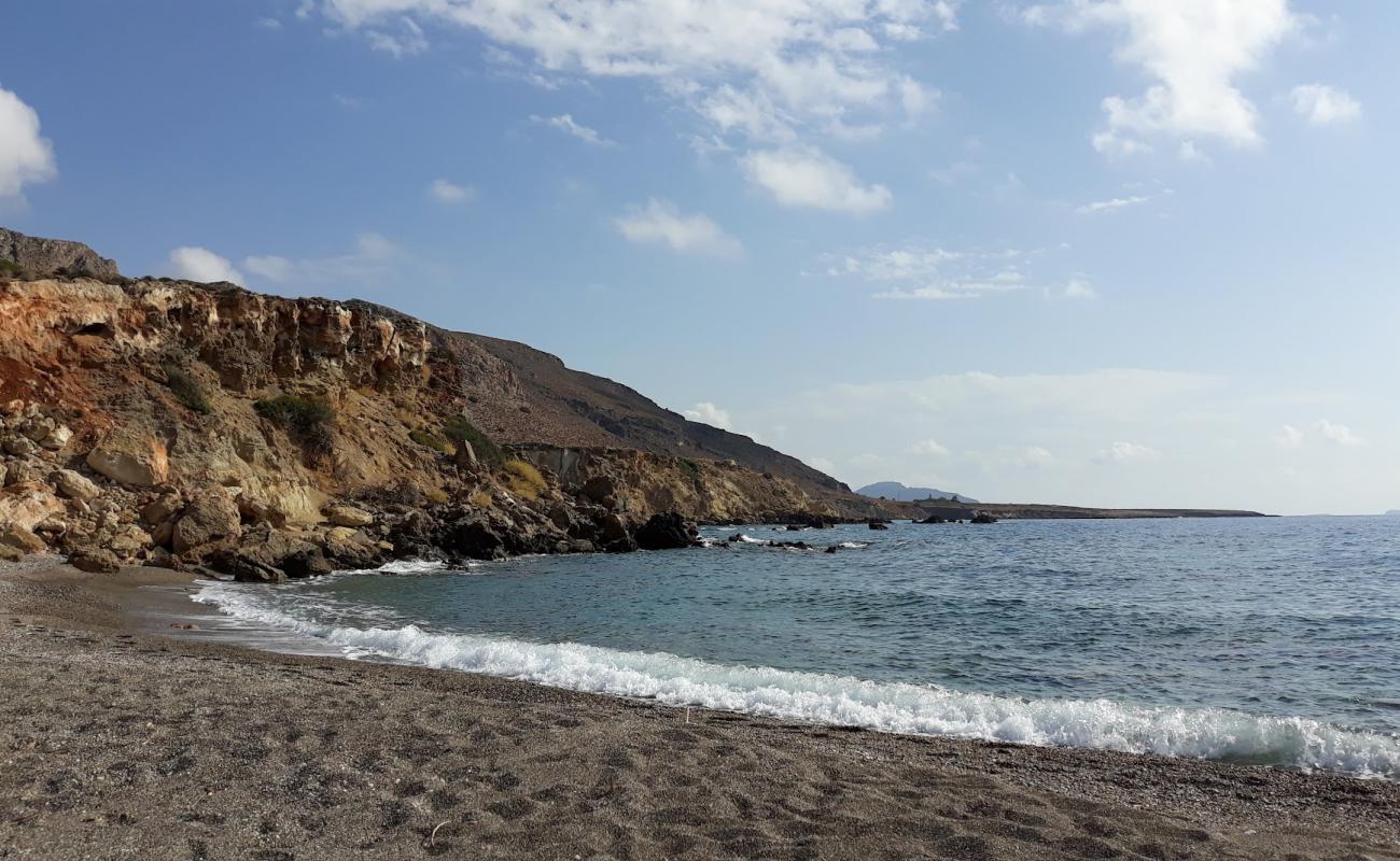 Mikro Amoudi'in fotoğrafı bej çakıl yüzey ile