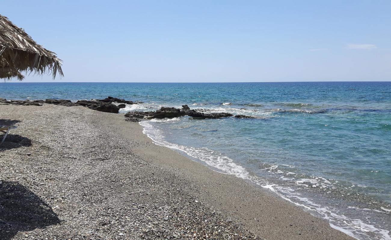 Koutsoureli beach'in fotoğrafı gri kum ve çakıl yüzey ile