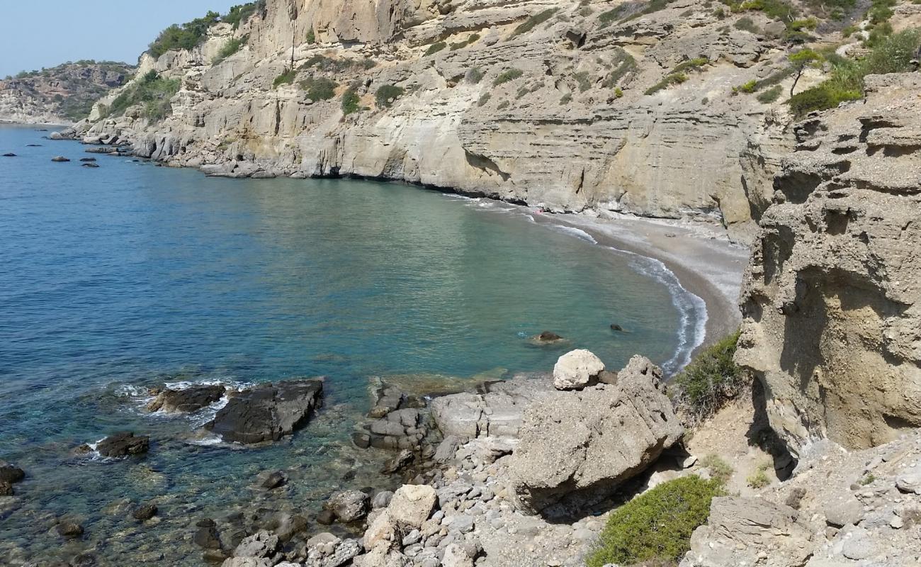 Galini beach'in fotoğrafı küçük gri çakıllar yüzey ile