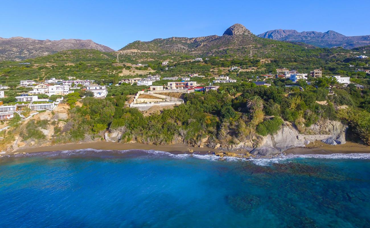 Livadi beach'in fotoğrafı parlak kum yüzey ile