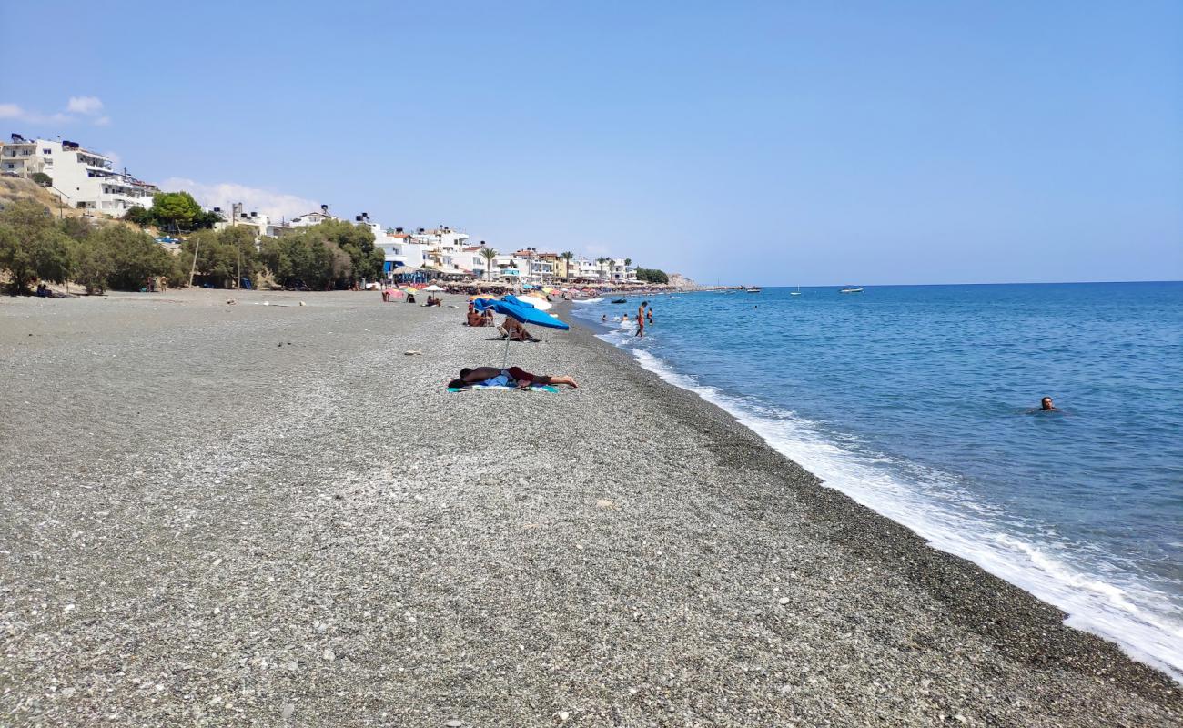 Mirtos beach'in fotoğrafı hafif ince çakıl taş yüzey ile