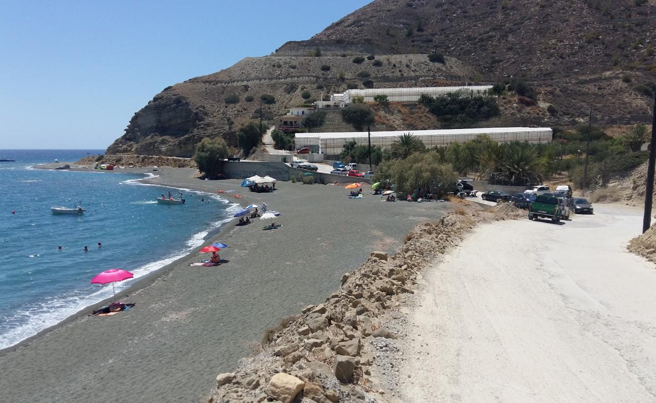 Vatos beach'in fotoğrafı bej kum ve çakıl yüzey ile