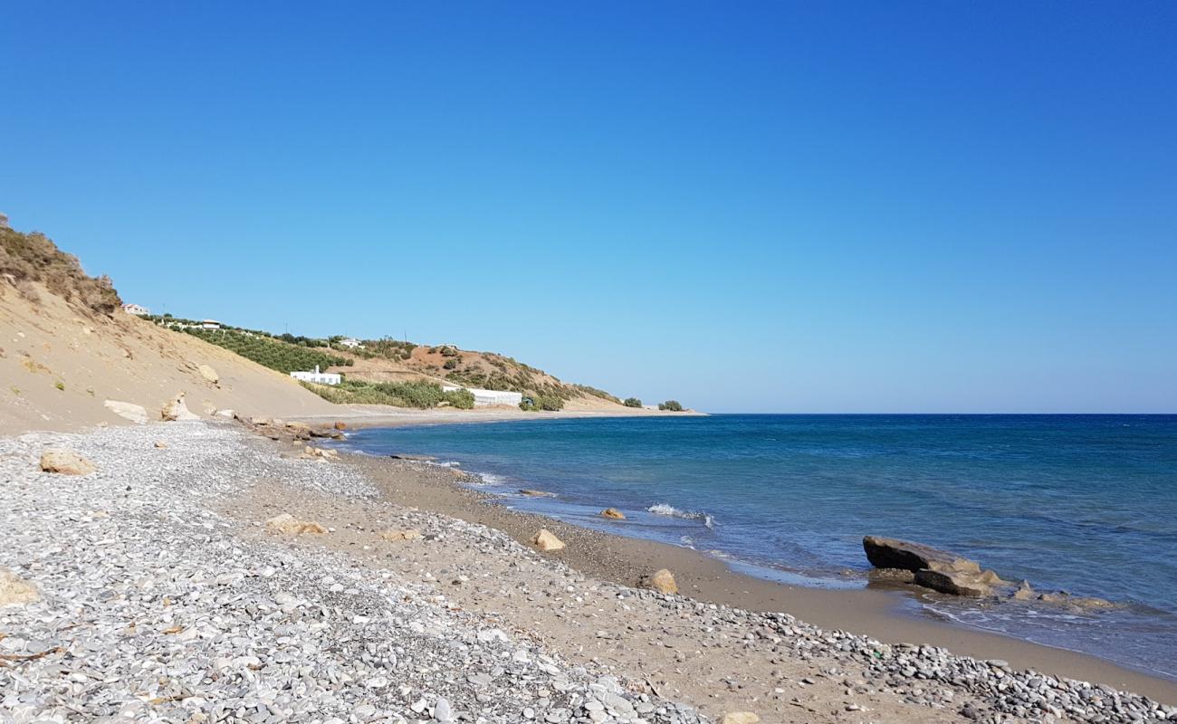 Armenopetra beach'in fotoğrafı çakıl ile kum yüzey ile