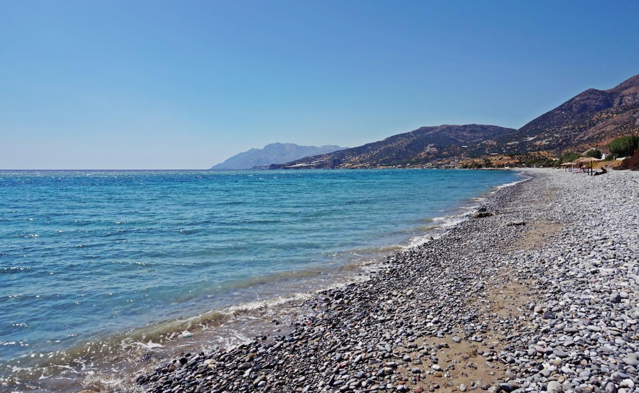 Monompouka beach'in fotoğrafı bej kum ve çakıl yüzey ile