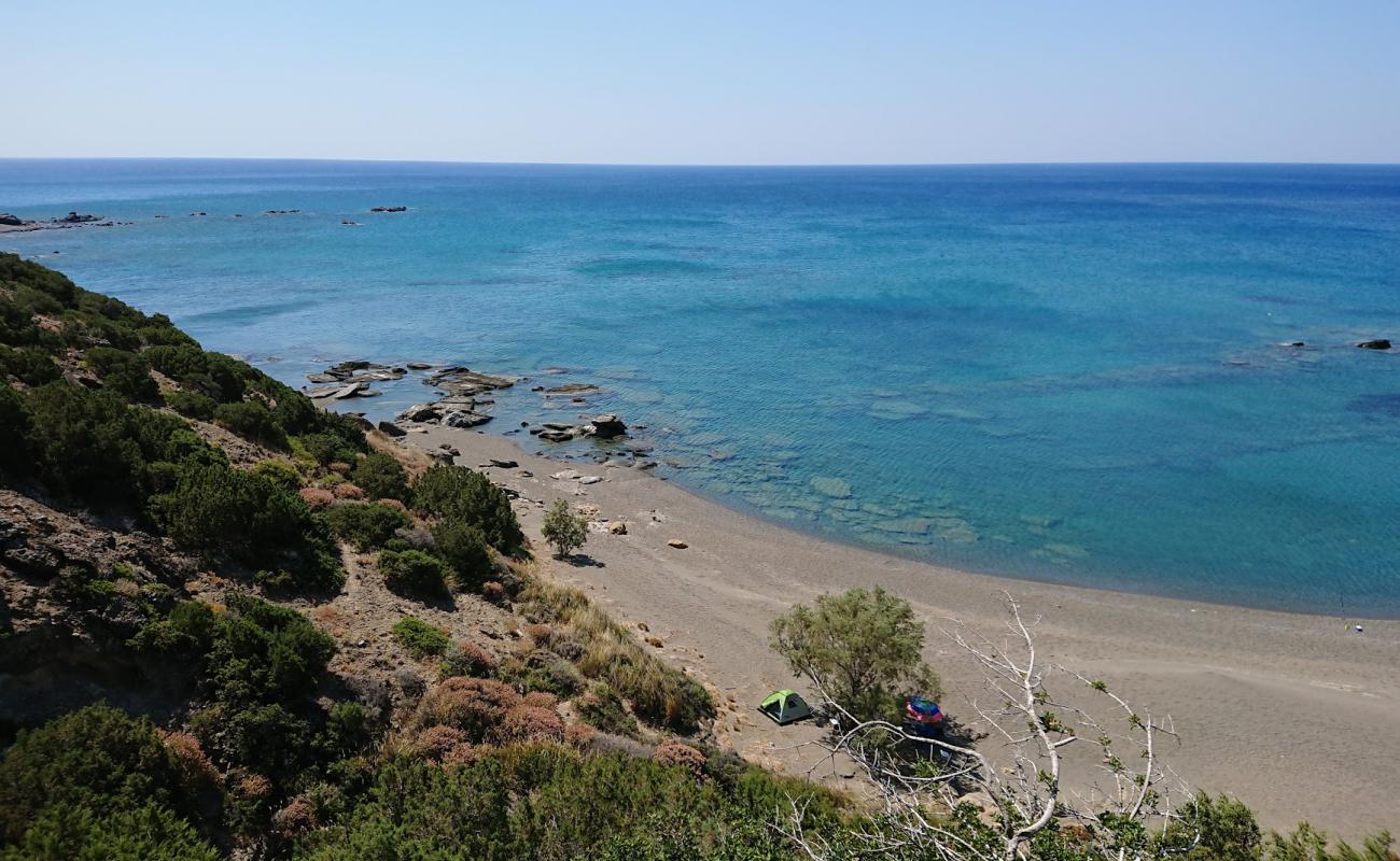 Krassas beach'in fotoğrafı kahverengi kum yüzey ile