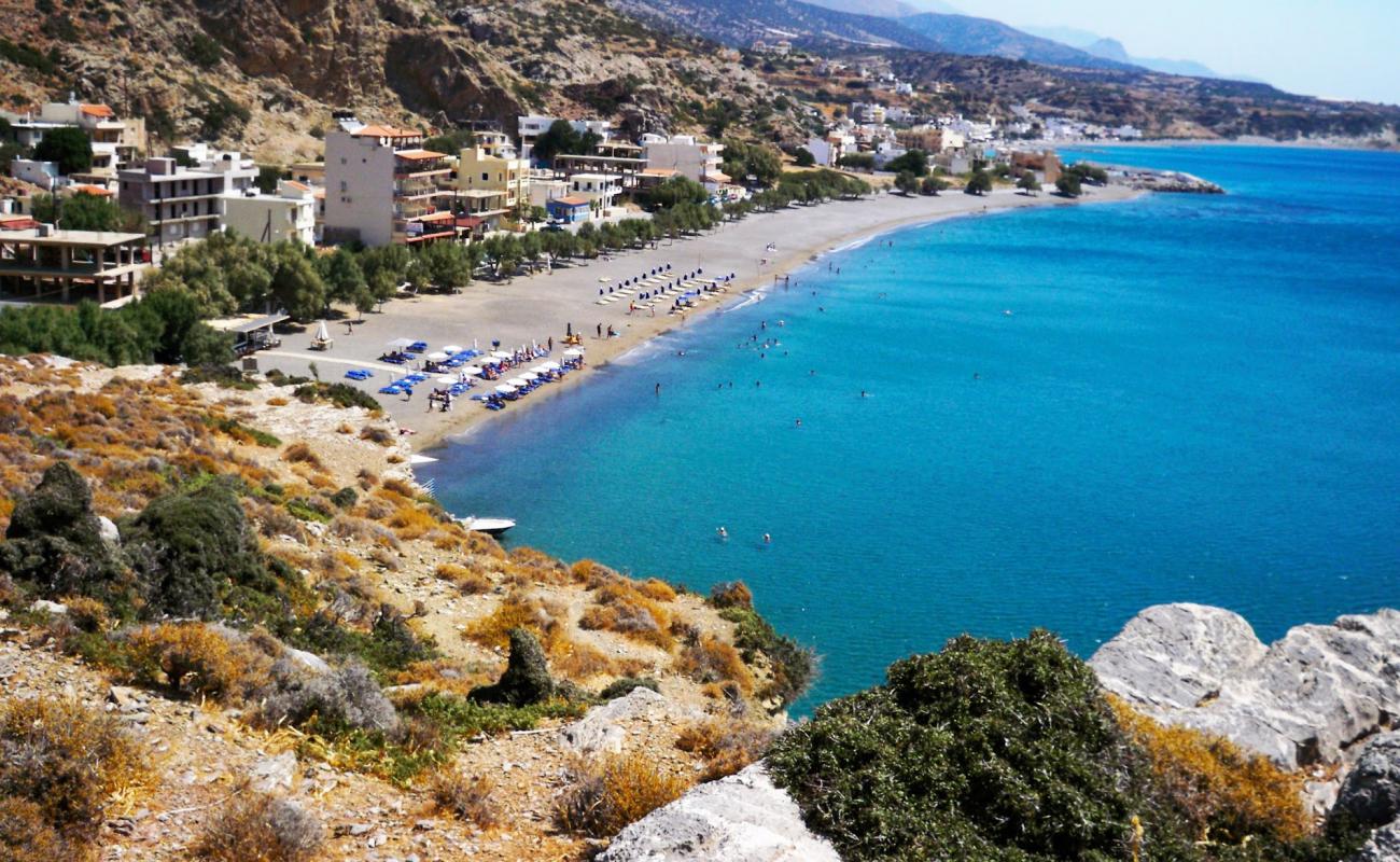 Pera Tsoutsouras'in fotoğrafı küçük kahverengi çakıllar yüzey ile