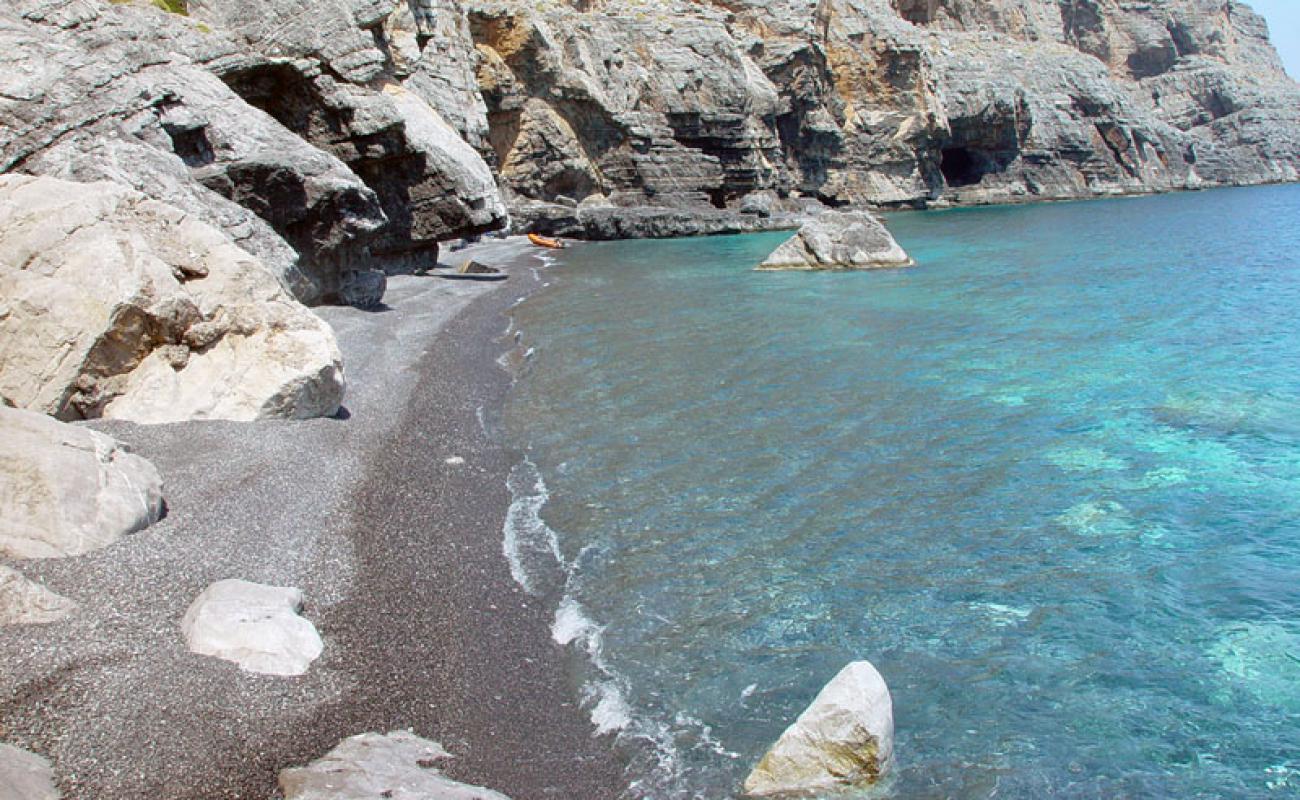 Aspes beach'in fotoğrafı küçük gri çakıllar yüzey ile