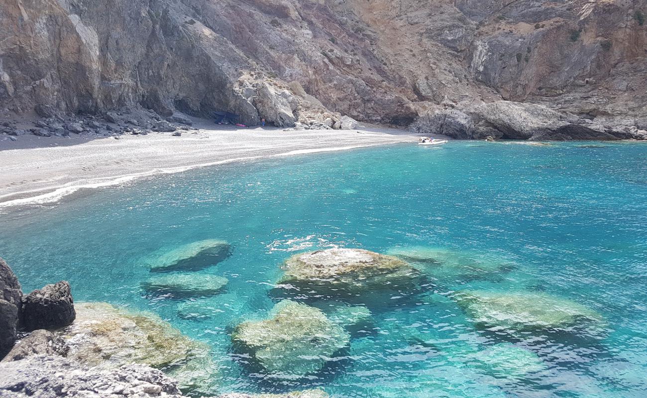 Sfakidia beach'in fotoğrafı küçük gri çakıllar yüzey ile