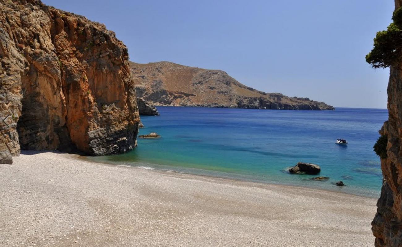 Kaminaki beach'in fotoğrafı hafif ince çakıl taş yüzey ile