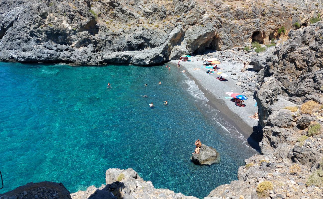 Vouidomato beach'in fotoğrafı gri çakıl taşı yüzey ile