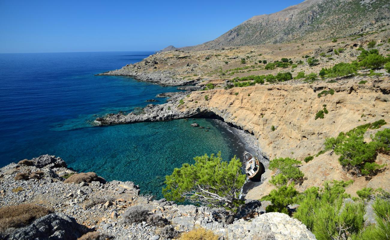 Agios Antonios beach'in fotoğrafı parlak kum ve kayalar yüzey ile