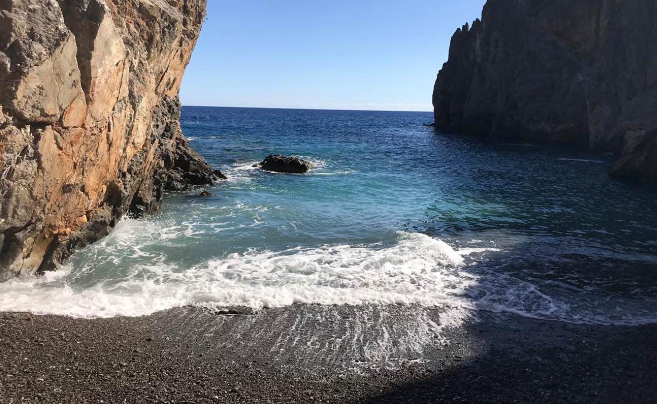 Katarti beach'in fotoğrafı gri çakıl taşı yüzey ile