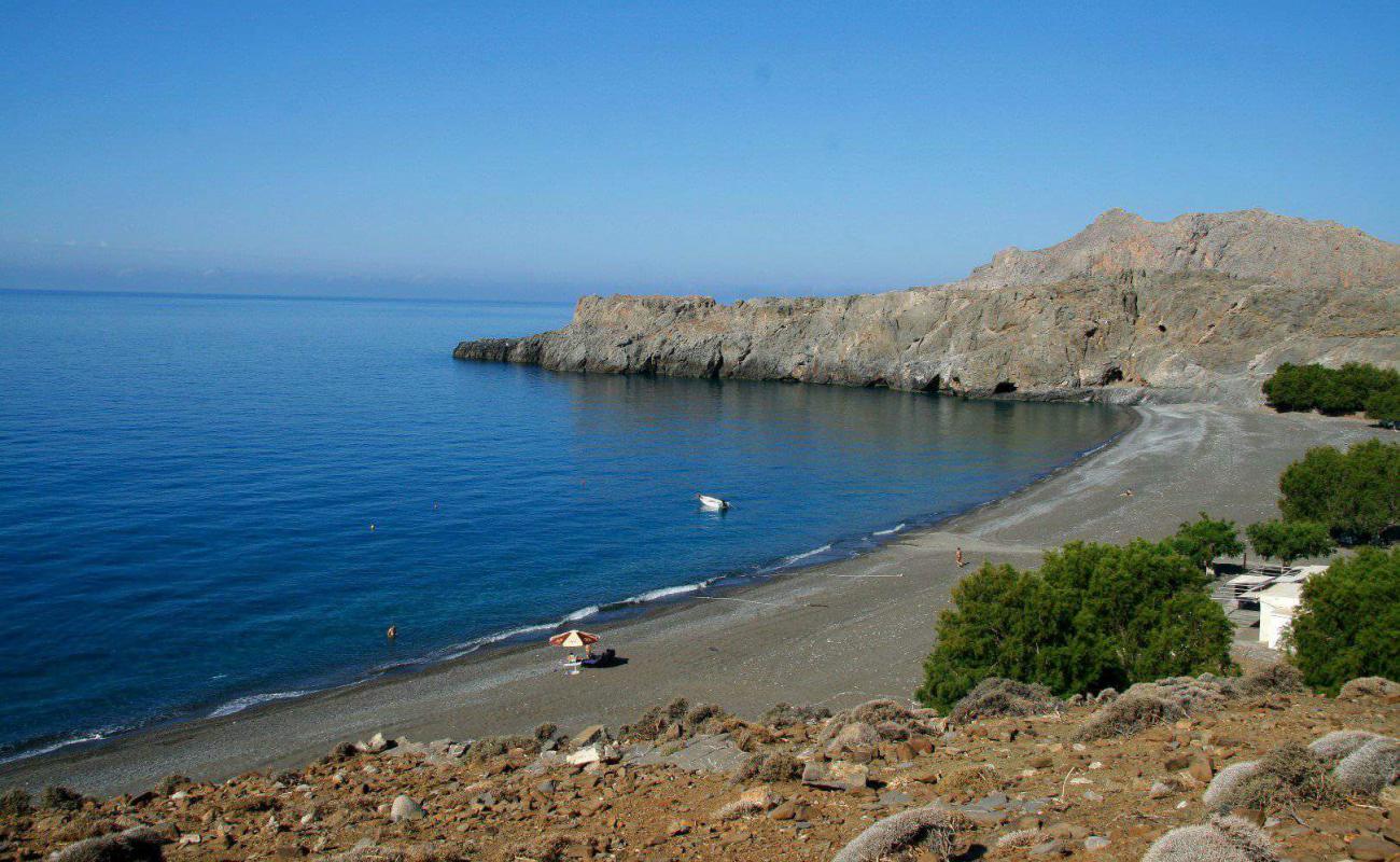 Trypiti beach'in fotoğrafı gri çakıl taşı yüzey ile