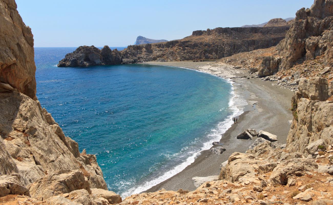 Trachoulas beach'in fotoğrafı gri çakıl taşı yüzey ile