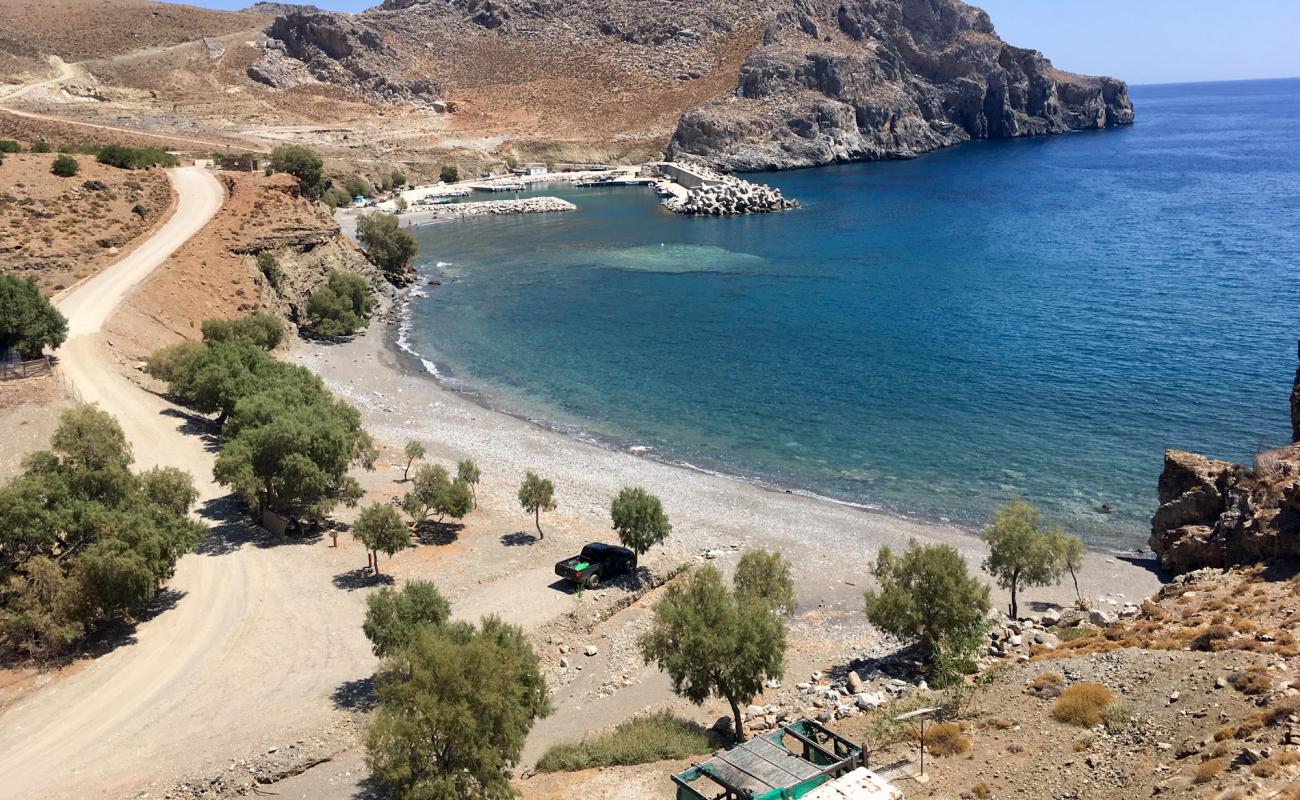 Loutra beach'in fotoğrafı gri çakıl taşı yüzey ile