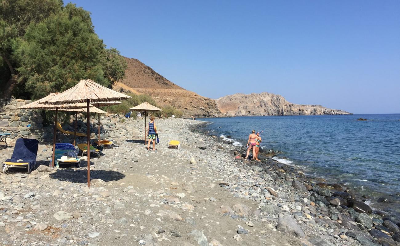 Paralia Petraki'in fotoğrafı taşlı kum yüzey ile