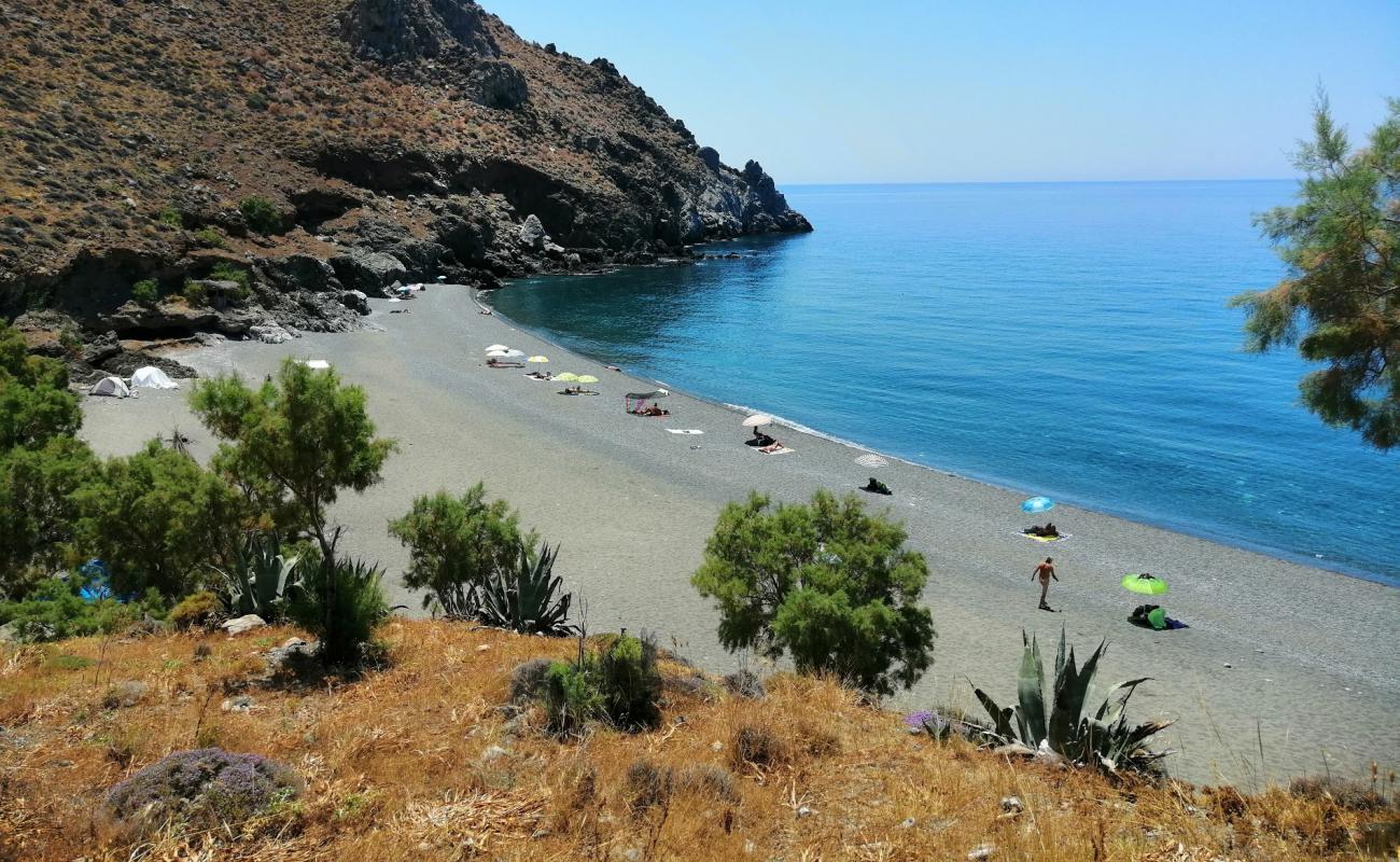 Dyskos beach'in fotoğrafı gri çakıl taşı yüzey ile