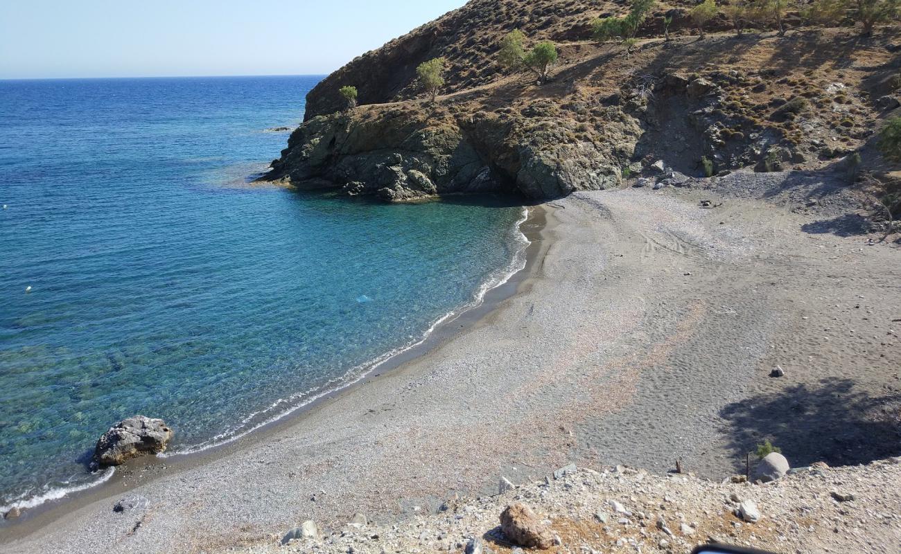 Limanaki beach'in fotoğrafı gri çakıl taşı yüzey ile
