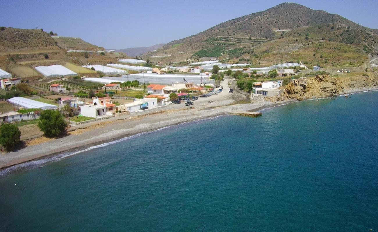 Platia Perama'in fotoğrafı gri çakıl taşı yüzey ile
