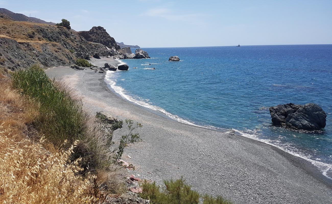 Kokkines Plakes'in fotoğrafı gri çakıl taşı yüzey ile