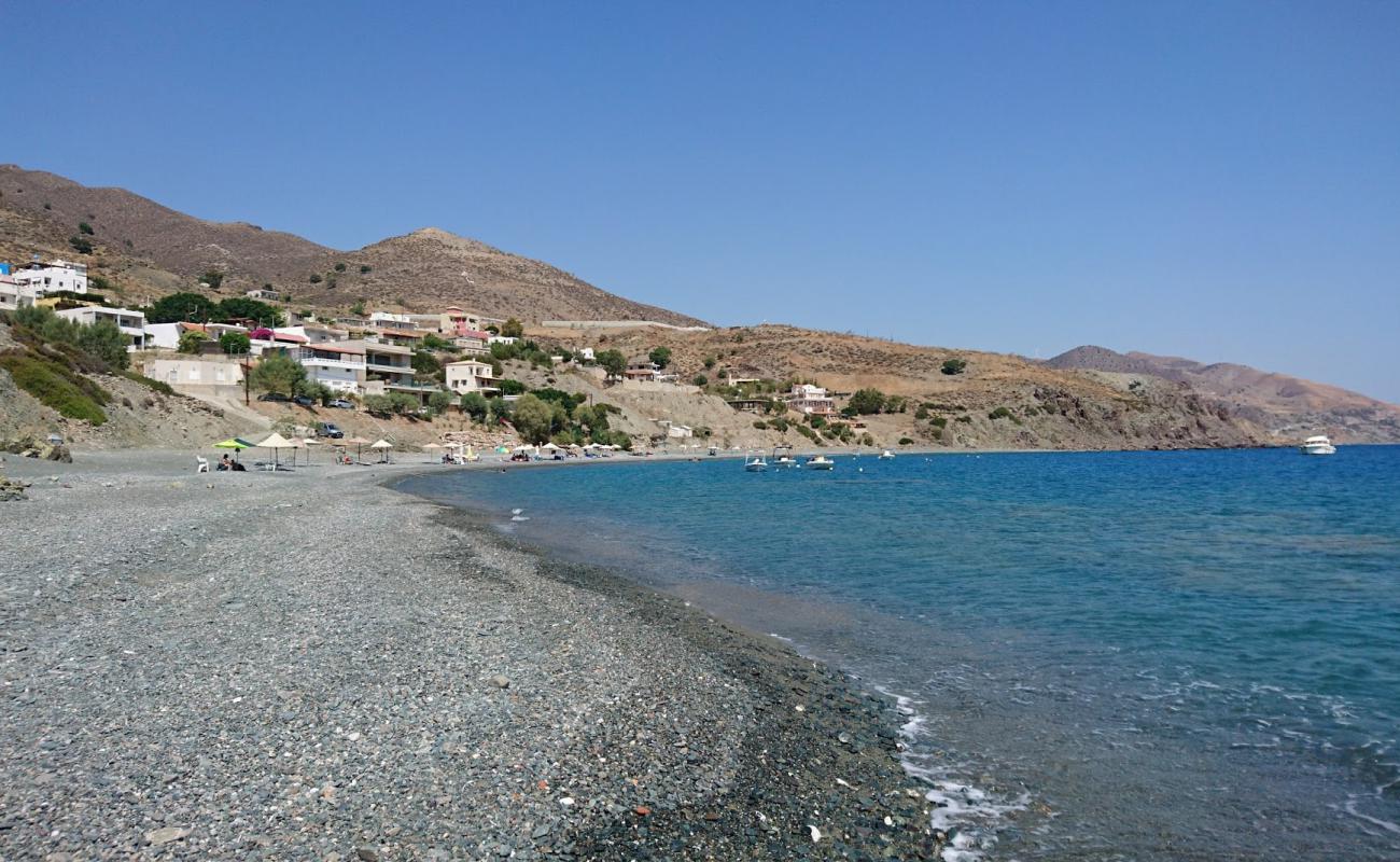 Chrysostomos beach'in fotoğrafı gri çakıl taşı yüzey ile