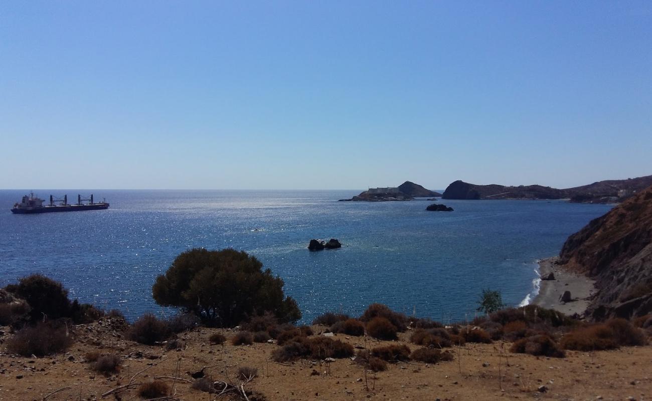 Karavovrisi beach'in fotoğrafı gri çakıl taşı yüzey ile