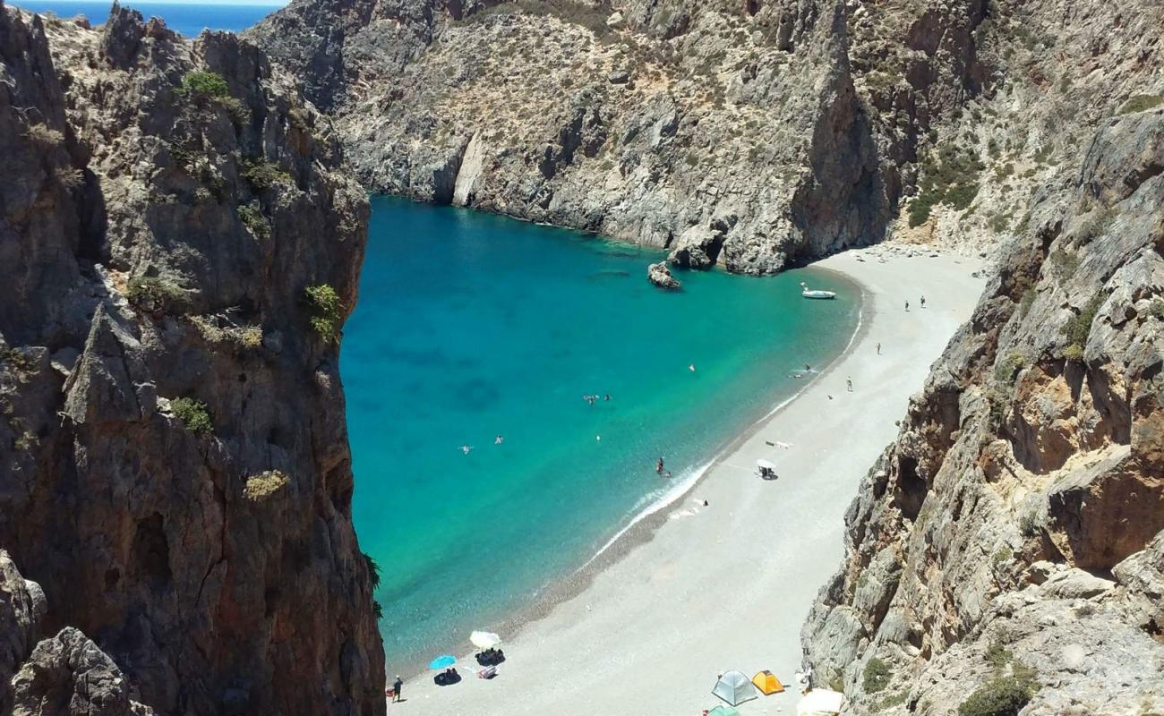 Agiofarango beach'in fotoğrafı gri çakıl taşı yüzey ile
