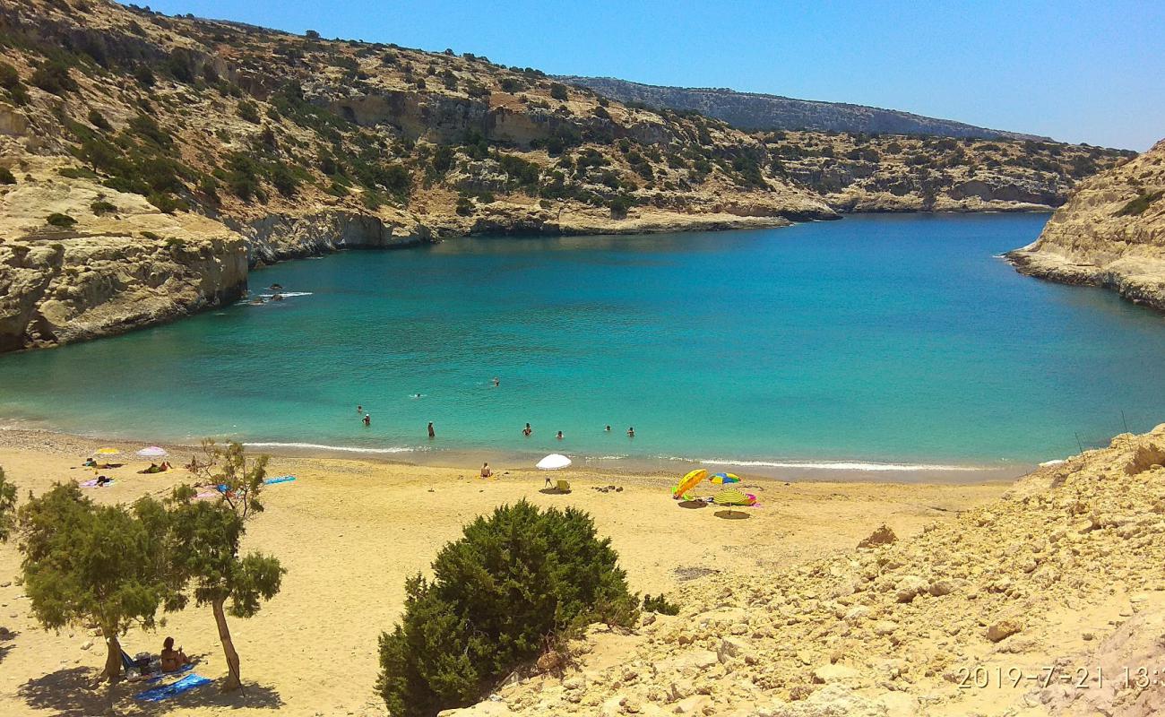 Vathi beach'in fotoğrafı bej kum ve çakıl yüzey ile