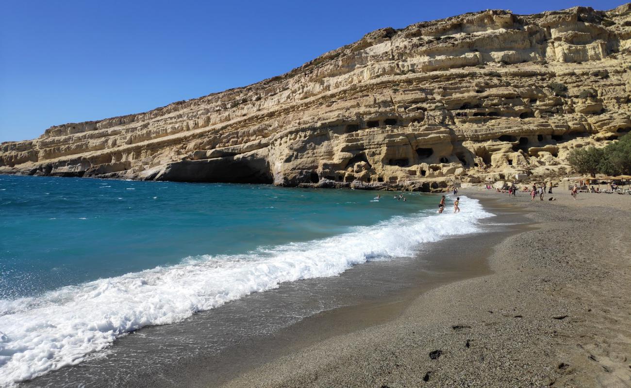 Matala Plajı'in fotoğrafı gri ince çakıl taş yüzey ile