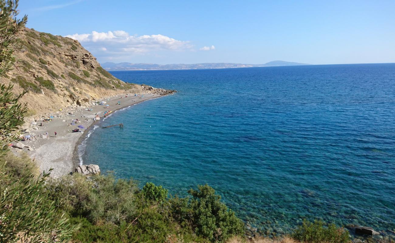 Lychnistis beach'in fotoğrafı gri çakıl taşı yüzey ile