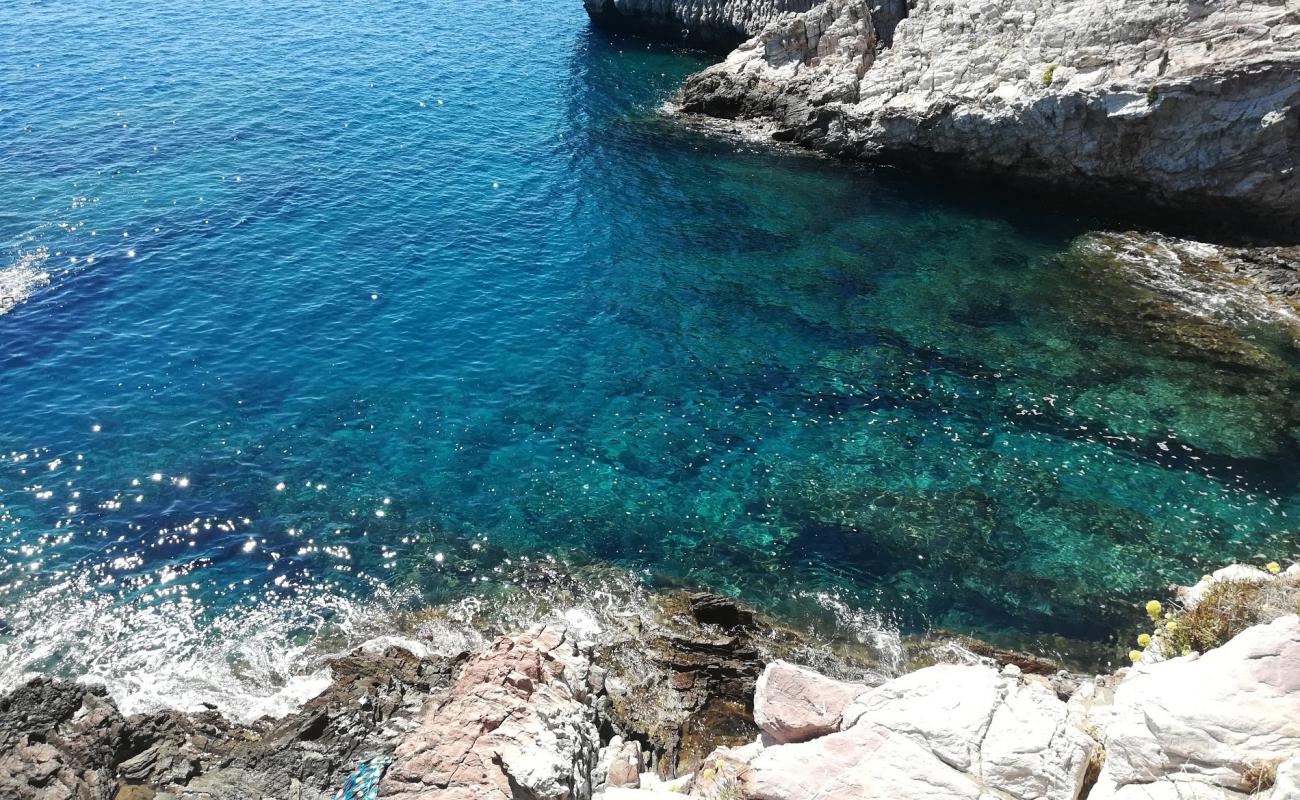 Ascent beach'in fotoğrafı taşlı kum yüzey ile