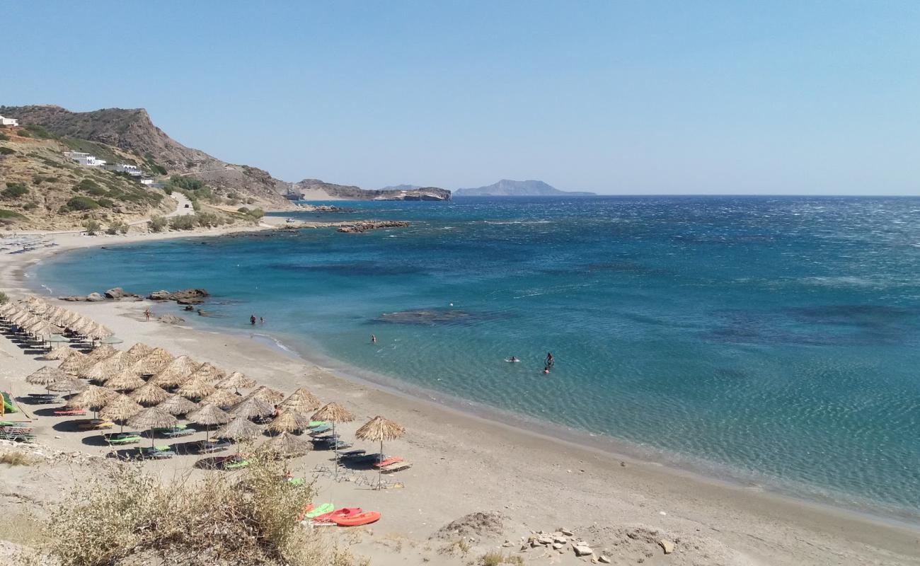 Small Triopetra'in fotoğrafı gri ince çakıl taş yüzey ile