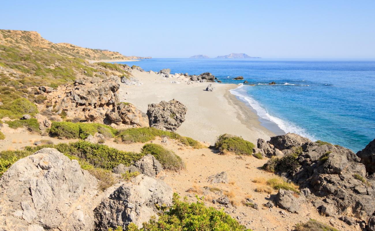 Katsouni beach'in fotoğrafı gri çakıl taşı yüzey ile