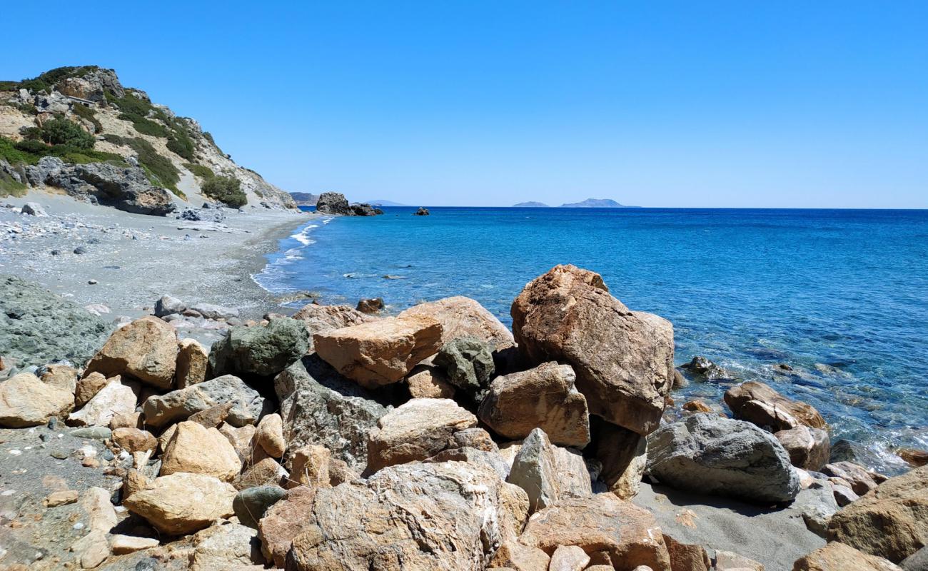 Gialopotama beach'in fotoğrafı gri çakıl taşı yüzey ile