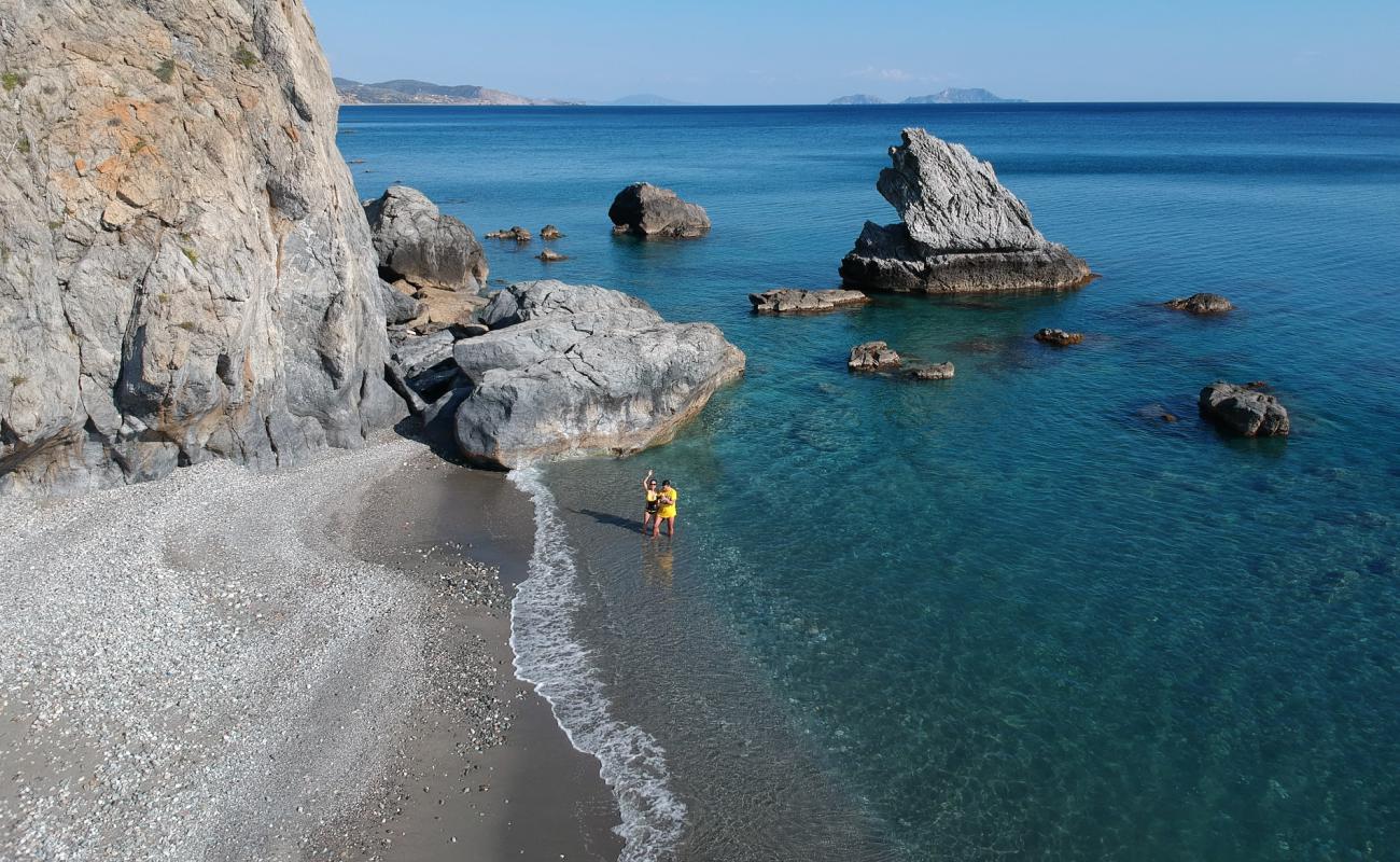 Vasilis Rock beach'in fotoğrafı taşlı kum yüzey ile