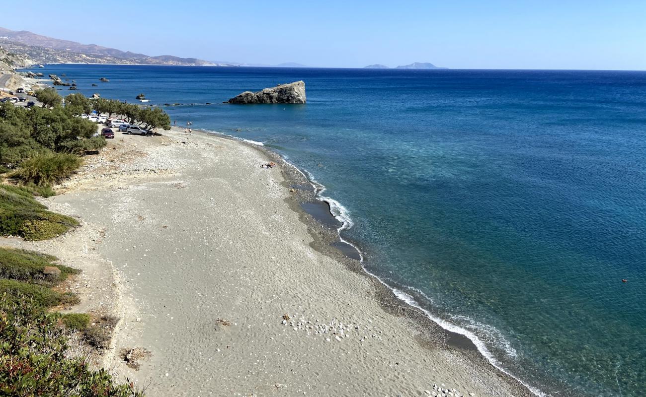 Dionyssos beach'in fotoğrafı gri çakıl taşı yüzey ile