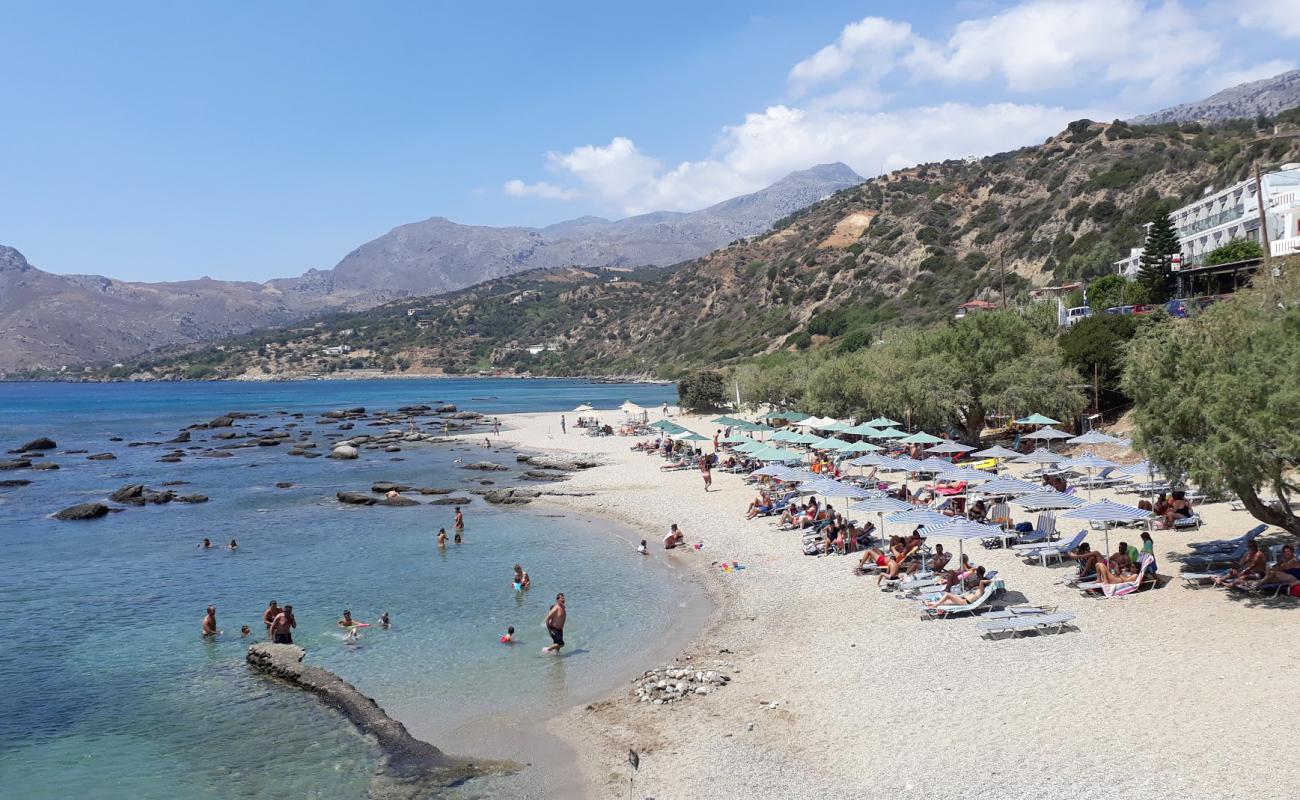 Skinos beach'in fotoğrafı hafif ince çakıl taş yüzey ile