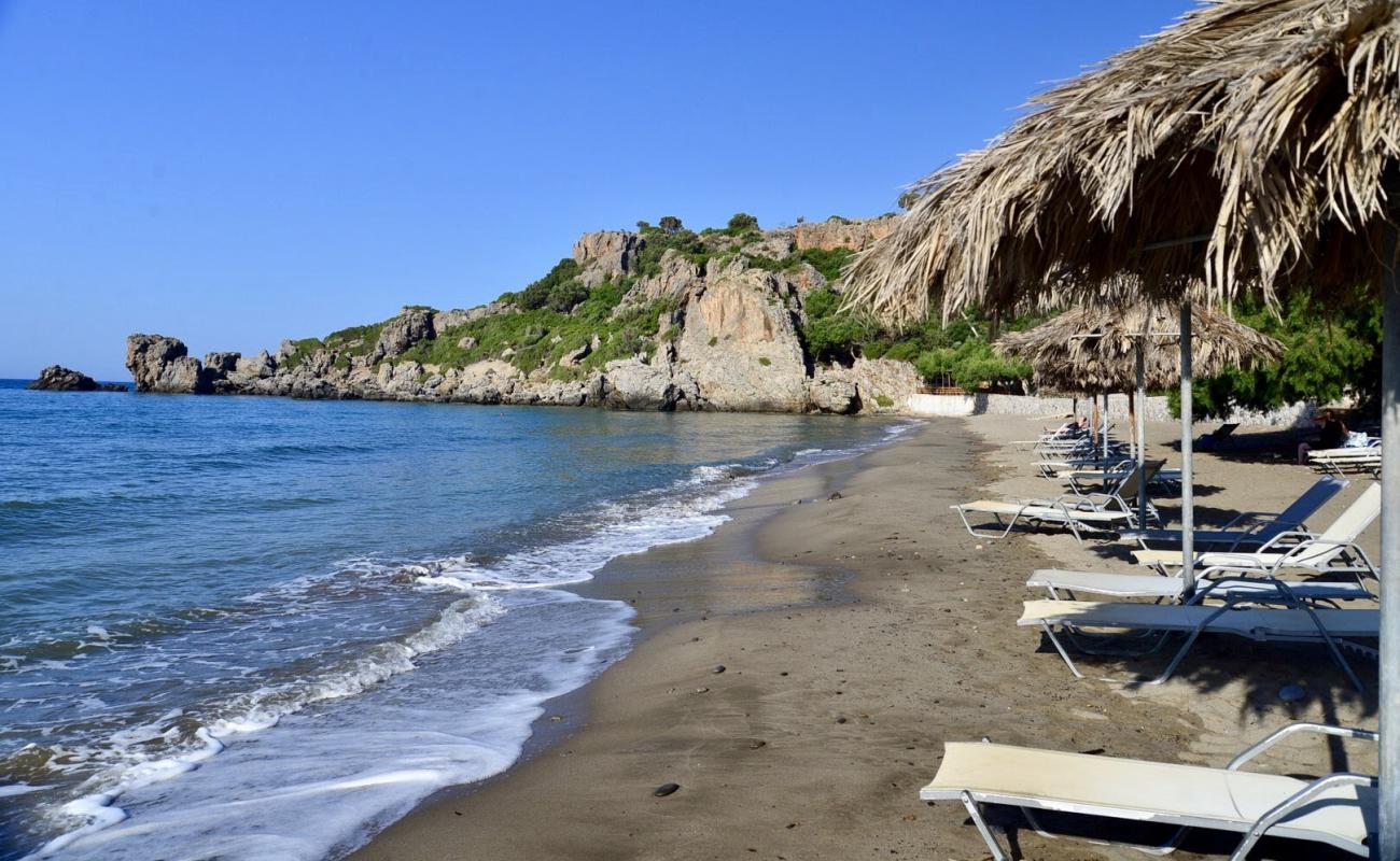 Korakas beach II'in fotoğrafı i̇nce kahverengi kum yüzey ile